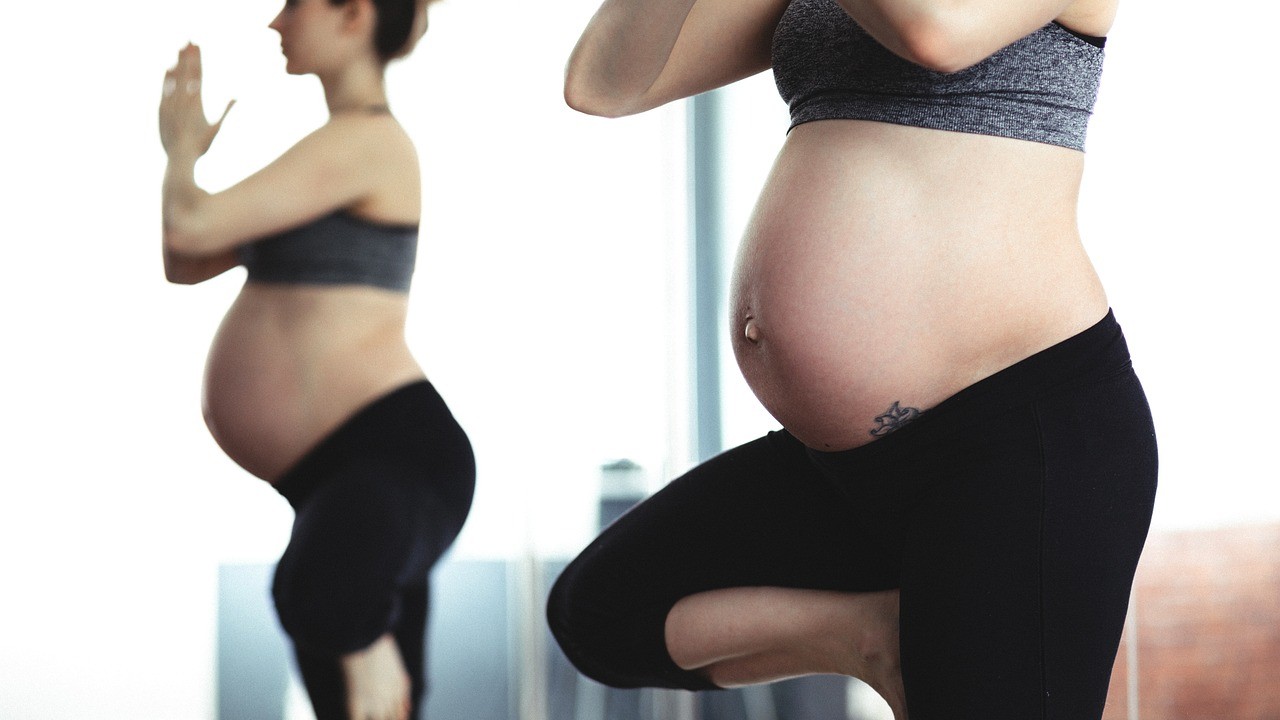 Schwangere Frau macht Sport Schwanger und Sport