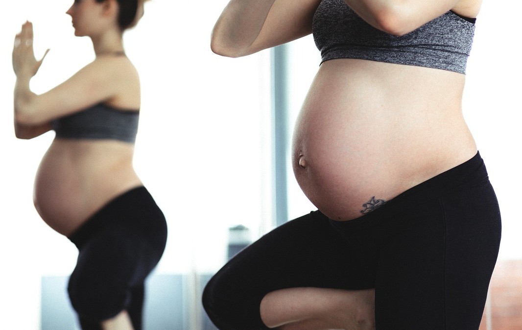 Schwangere Frau macht Sport Schwanger und Sport