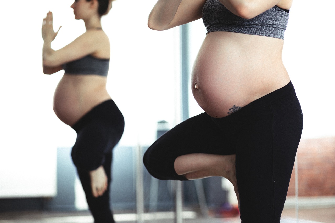 Schwangere Frau macht Sport Schwangere Frau beim Yoga